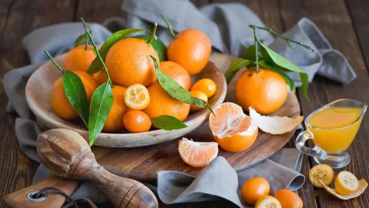 黄澄澄的柑橘类水果成为水果摊上的主角